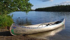 A white boat sitting on top of a lake.