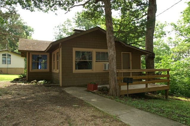 lodge with outdoor porch and mailbox