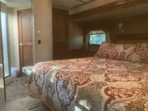 A bed room with two beds and a window